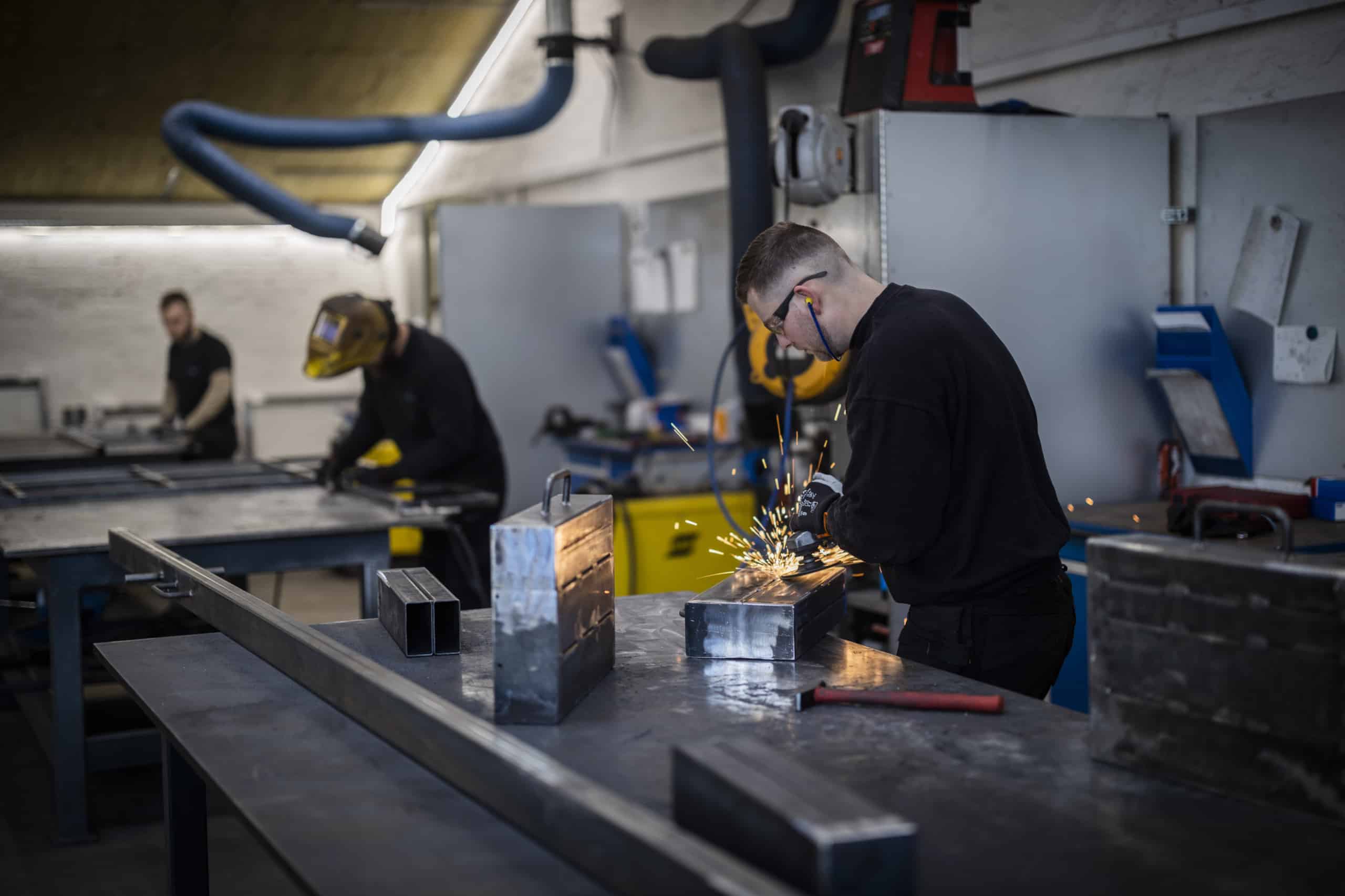 Smede arbejder i værkstedet